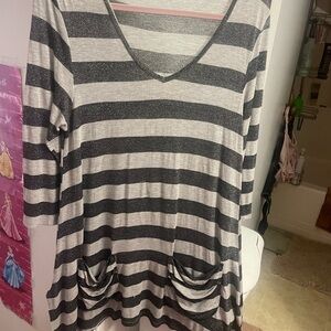 Women’s gray top/tunic